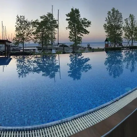 Bl Yachtclub Lakeview *